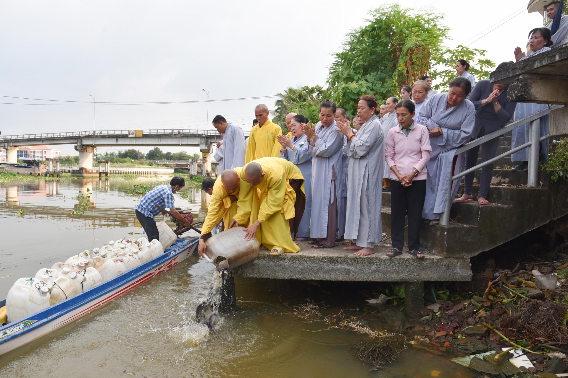 Chanting sutra, releasing creatures to pray for peace in Tan Thanh, Long An by the Charity Board